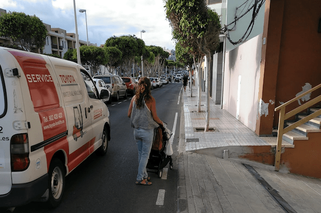 La acera se interrumpe en varios tramos por las rampas de acceso a garajes particulares (Foto TA)